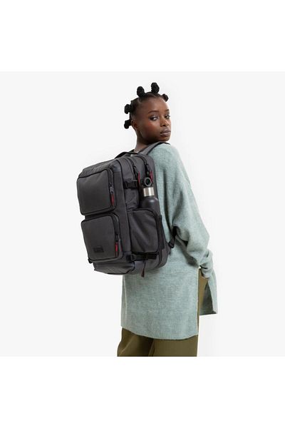 Eastpak حقيبة ظهر للكمبيوتر المحمول من Cnnct باللون الرمادي Ek0a5bfyı97