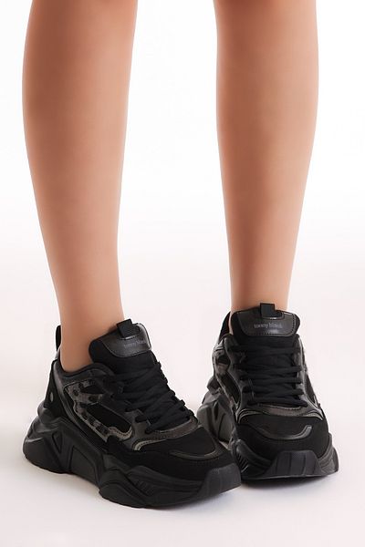 Tonny Black Schwarzer Damen-Sneaker mit Poly-Sohle und seitlichen Streifen und detaillierter hoher Sohle