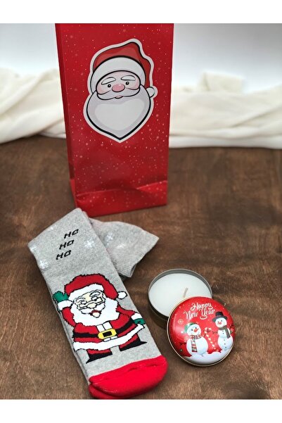 Denseden Новогодишен подарък в специално отпечатана картонена торбичка, съдържаща една метална свещ с новогодишен дизайн и чорап.