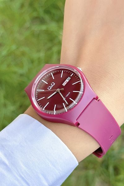 Q&Q 10 ATM Waterproof Double Calendar Unisex Wristwatch
