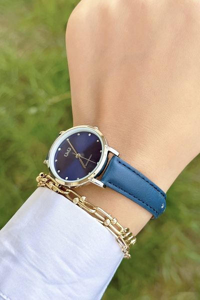 Q&Q Stylish Women's Wristwatch with Leather Cord