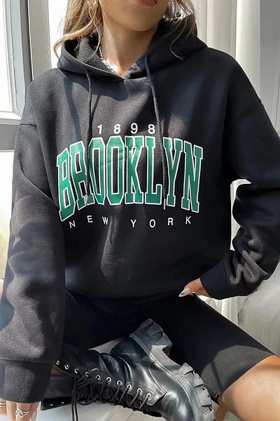 MODAGEN Unisex černá mikina Brooklyn s potištěným oversize s kapucí