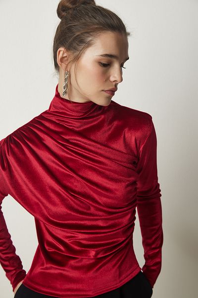 Happiness İstanbul Stilvolle Damenbluse aus Samt mit gerafftem Kragen in Rot FF00144
