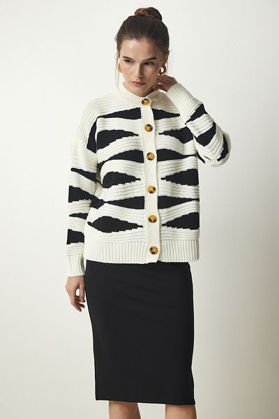 Happiness İstanbul Ecrufarbene, gemusterte Strickjacke mit Knöpfen für Damen YU00007