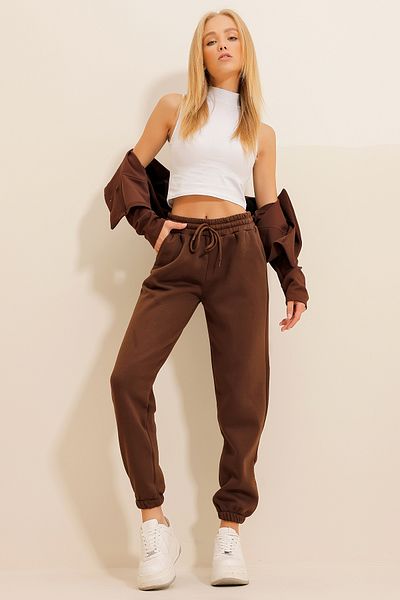 Trend Alaçatı Stili Braune 3-Faden-Jogginghose mit hohem Bund für Damen ALC-X10929