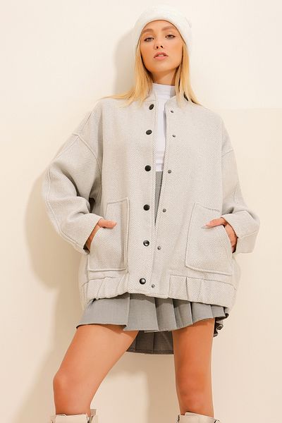Trend Alaçatı Stili Grauer Mantel für Damen mit Druckknopfverschluss, zwei Taschen, Fischrückenmuster und Stempelmuster ALC-X11056