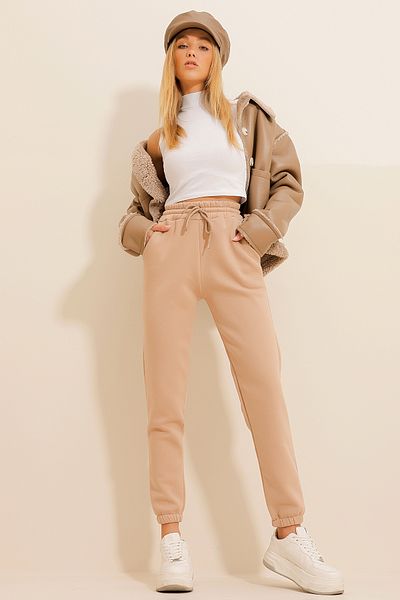 Trend Alaçatı Stili Beige Jogginghose mit 3-fädigem Rippenmuster für Damen ALC-X10929