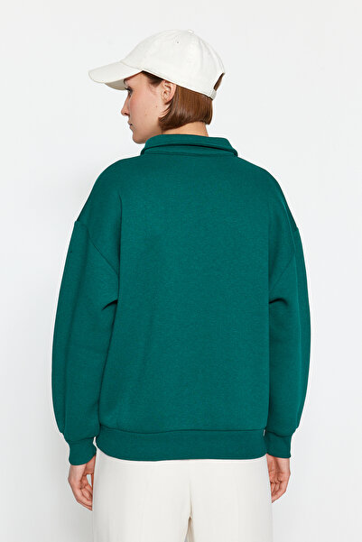 Trendyol Collection Smaragdově zelený košilový límec Vyšívaný Regular Fit Silný fleece Uvnitř Pletená mikina TWOAW24SW00182