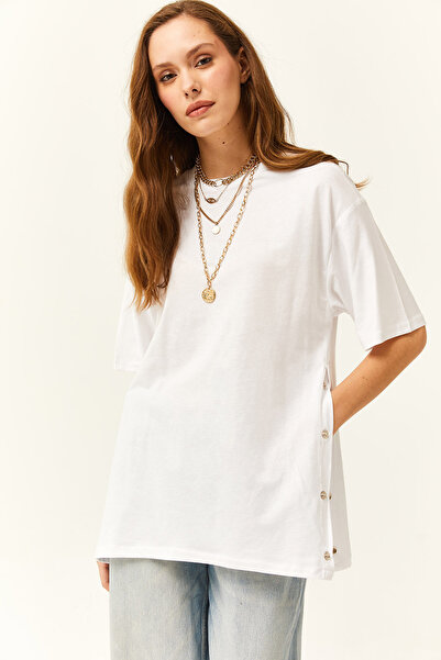 Olalook Γυναικείο λευκό βαμβακερό μπλουζάκι με χρυσά κουμπιά στα πλαϊνά TSH-19000762