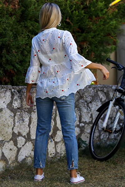 Chiccy Bluză albă țesută cu mâneci volante, cu guler complet brodat