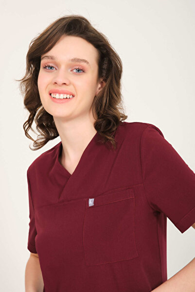 Pratik Medikal Scrubs din Lycra cu Guler în Formă de Plic, Roșu Cărămiziu, pe...