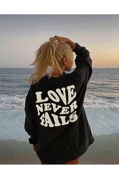 My Blog Women's Black Love Never Fails Printed Oversize Sweatshirt