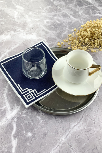 WEARE2 منديل كوكتيل مطرز باللون الأزرق الداكن باللون الأبيض