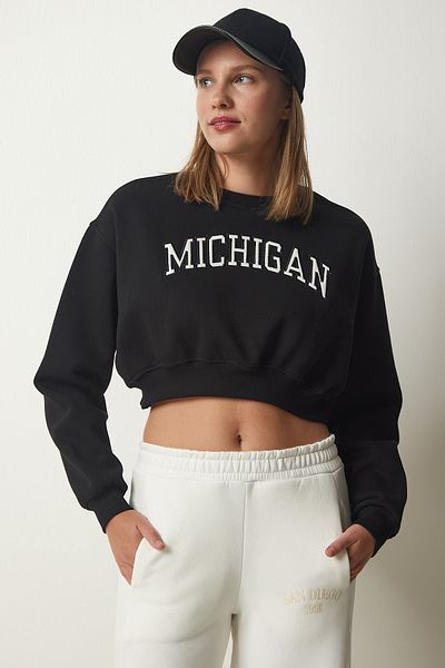 Happiness İstanbul Schwarzes, kurzes Strick-Sweatshirt mit erhabenem Aufdruck für Damen HF00443