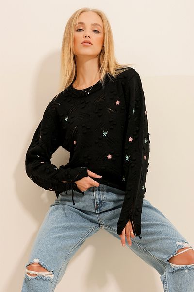 Trend Alaçatı Stili Schwarzer Strickpullover mit Rundhalsausschnitt und Stickerei für Damen ALC-X11136