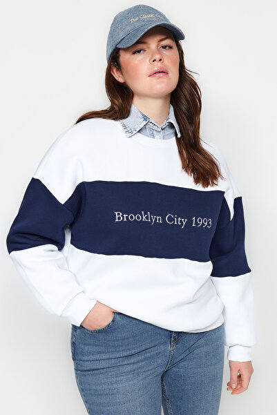 Trendyol Curve Флісовий світшот з вишивкою Orme Plus Size TBBAW24AO00024