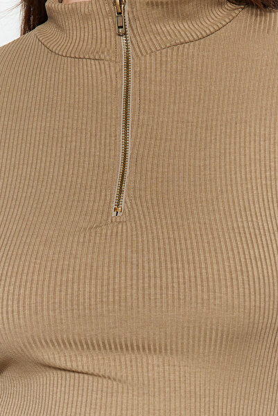 Trendyol Curve Mink magas gallérral kötött kötött test TBBAW24AF00048