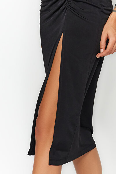 Trendyol Collection Černé pletené šaty s asymetrickým límcem s rozparkem TWOAW24EL00118