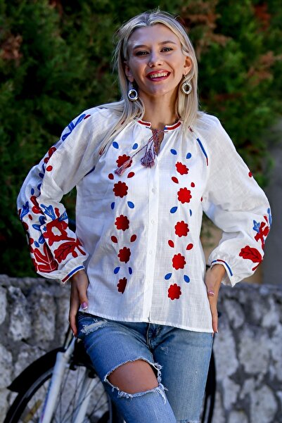 Chiccy Λευκή μπλούζα με μπαλόνι με κουμπιά γιακά και μανίκια με κέντημα υφασμένη casual μπλούζα