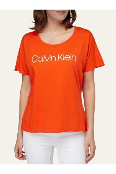 Calvin Klein تي شيرت نسائي من القطن العضوي مطبوع عليه شعار