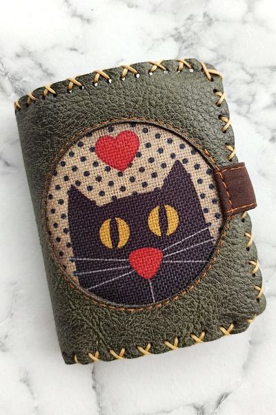 Fildişi Aksesuar Handmade Vegan Leather Wallet - Khaki Color with Heart Cat Image