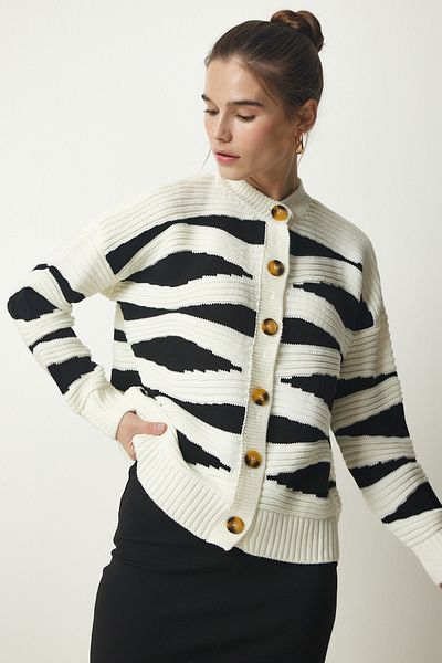 Happiness İstanbul Ecrufarbene, gemusterte Strickjacke mit Knöpfen für Damen YU00007