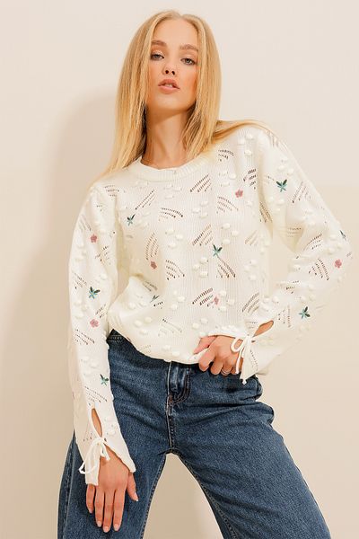 Trend Alaçatı Stili Ecrufarbener Strickpullover mit Rundhalsausschnitt und Stickerei für Damen ALC-X11136