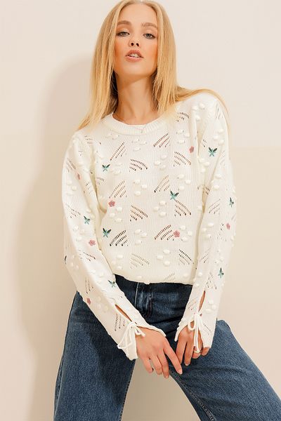 Trend Alaçatı Stili Ecrufarbener Strickpullover mit Rundhalsausschnitt und Stickerei für Damen ALC-X11136