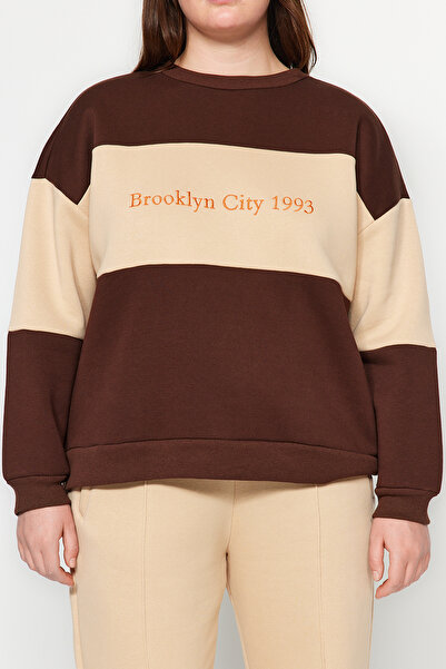 Trendyol Curve Hnědá mikina s výšivkou a silným fleecem uvnitř Oversize/Široký střih Pletená mikina velké velikosti TBBAW24AO00024