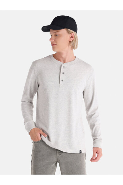 Colin's Бяла мъжка тениска с дълъг ръкав и редовна кройка - яка с копчета