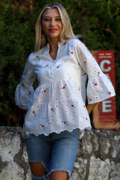 Chiccy Bluză albă țesută cu mâneci volante, cu guler complet brodat