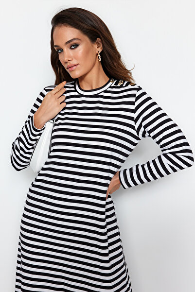Trendyol Modest Μαύρο και άσπρο ριγέ φόρεμα με λεπτομέρεια με κουμπιά στον ώμο - TCTSS23EB00291