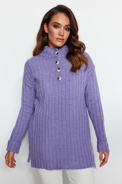 Trendyol Modest Gerippter Strickpullover mit lilafarbenem Kragen und Knöpfen TCTAW23AK00035