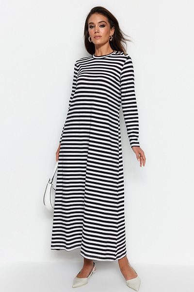 Trendyol Modest Μαύρο και άσπρο ριγέ φόρεμα με λεπτομέρεια με κουμπιά στον ώμο - TCTSS23EB00291