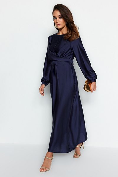 Trendyol Modest Marineblaues Abendkleid aus Satin mit überkreuzten Bindedetails TCTAW22EB0105