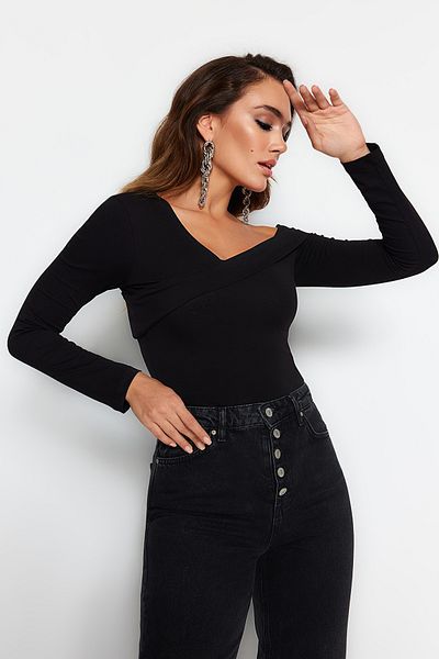 Trendyol Collection Schwarze, eng anliegende, kurze Strickbluse aus Baumwolle mit dehnbarem Volant TWOAW24BZ00161
