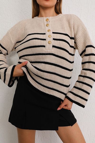 BİKELİFE Beigefarbener, dicker, übergroßer Strickpullover mit goldenen Knöpfen und Streifen für Damen