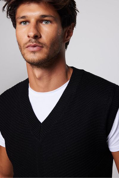 Tudors Schwarzer gemusterter Slim-Fit-Pullover für Herren mit V-Ausschnitt