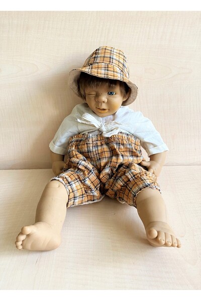 SANAT TACİRİ 42CM AVRUPA BEBEK İFADELİ PLASTİK BEBEK GÖZ KIRPAN BEBEK