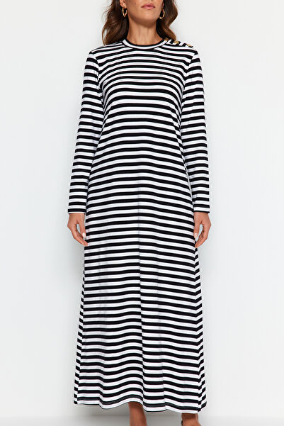 Trendyol Modest Μαύρο και άσπρο ριγέ φόρεμα με λεπτομέρεια με κουμπιά στον ώμο - TCTSS23EB00291