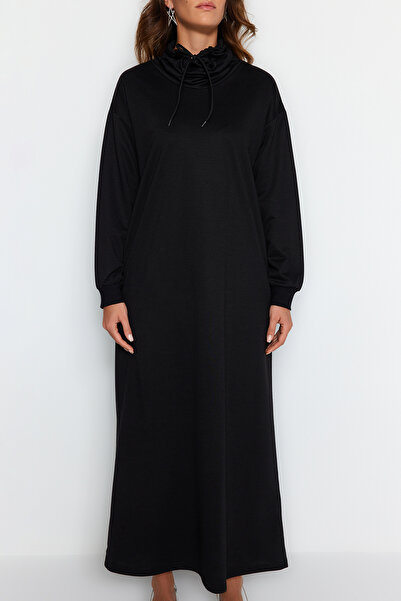 Trendyol Modest Oversize černé pletené šaty – stojáček a detail šněrování, dlouhá délka TCTSS22EB0132