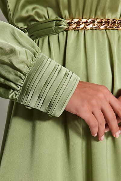 Trendyol Modest Πράσινο γιακά και μανσέτα Λεπτομερές υφαντό βραδινό φόρεμα με ζώνη TCTSS22EB0142