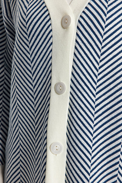 Trendyol Modest Cikcak modrý pruhovaný pletený svetr - TCTAW23HI00070