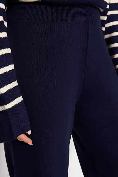 Trendyol Modest Sada svetru a kalhot z pruhovaného úpletu v námořnické modré - límec s detailem šněrování TCTAW24US00080