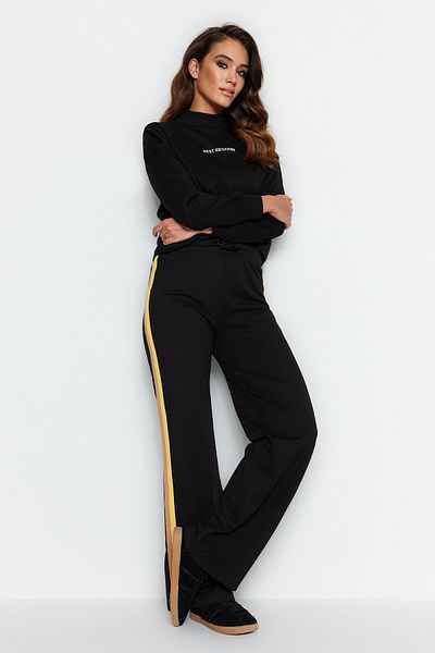 Trendyol Modest Schwarze Jogginghose aus Strick mit Farbblockdesign und weitem Bein, Streifendetail - TCTAW22EI0022