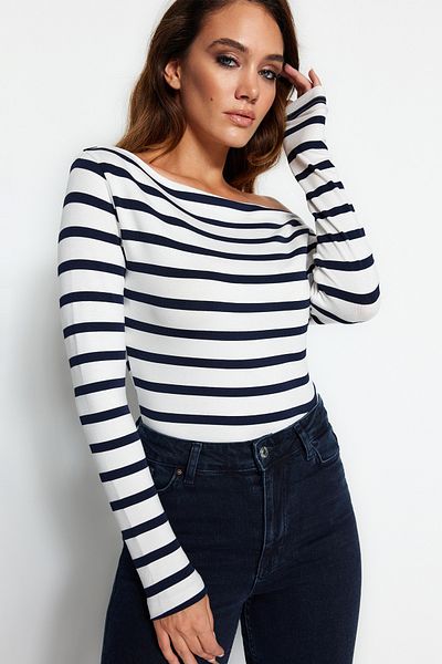Trendyol Collection Marineblaue gestreifte Strickbluse aus hochwertigem, weichem Stoff mit U-Boot-Ausschnitt TWOAW24BZ00227