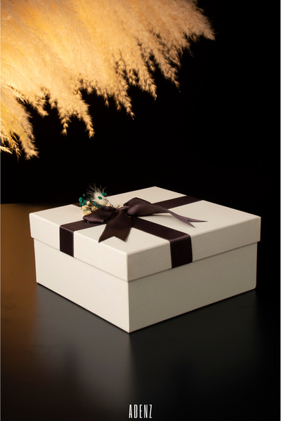 ADENZ Hediye Kutusu Krem- Kırpık Kağıt - 1 Sınıf Kahverengi Saten Kurdele- Kuru Çiçek Süsleme