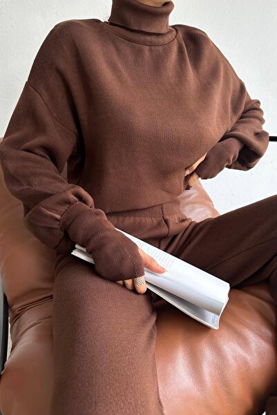 vuvutasarım Turtleneck, kézzel varrott rugalmas barna kötött pulóver és magas derekú barna kötöttáru nadrág szett 015