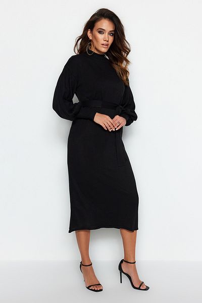 Trendyol Modest Schwarzes Strickkleid mit halbem Rollkragen und Gürtel TCTAW24EB00023