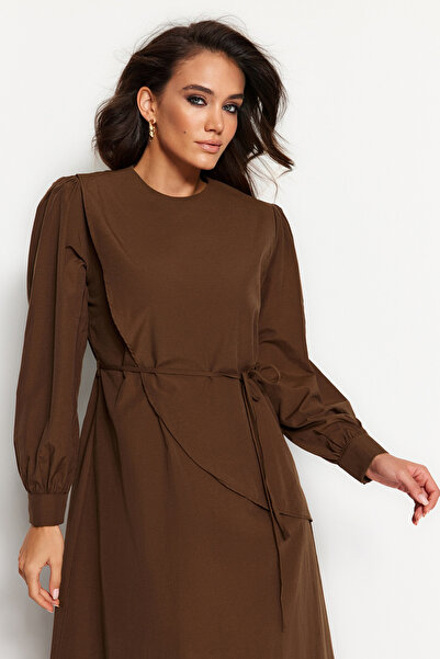Trendyol Modest Καφέ Ζώνη Μπροστινό Σπλιτ Βαμβακερό Υφαντό Φόρεμα TCTSS23EB00360